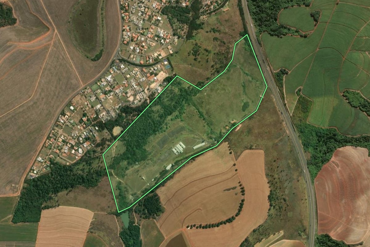 Imagem de satélite do imóvel rural em Rio das Pedras (SP), com o contorno declarado no CAR desenhado por cima.