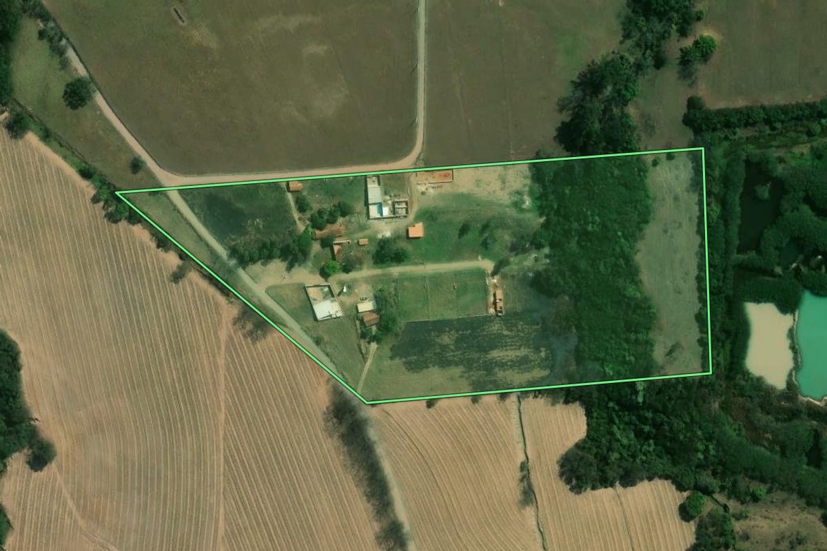 Imagem de satélite do imóvel rural em Rio das Pedras (SP), com o contorno declarado no CAR desenhado por cima.