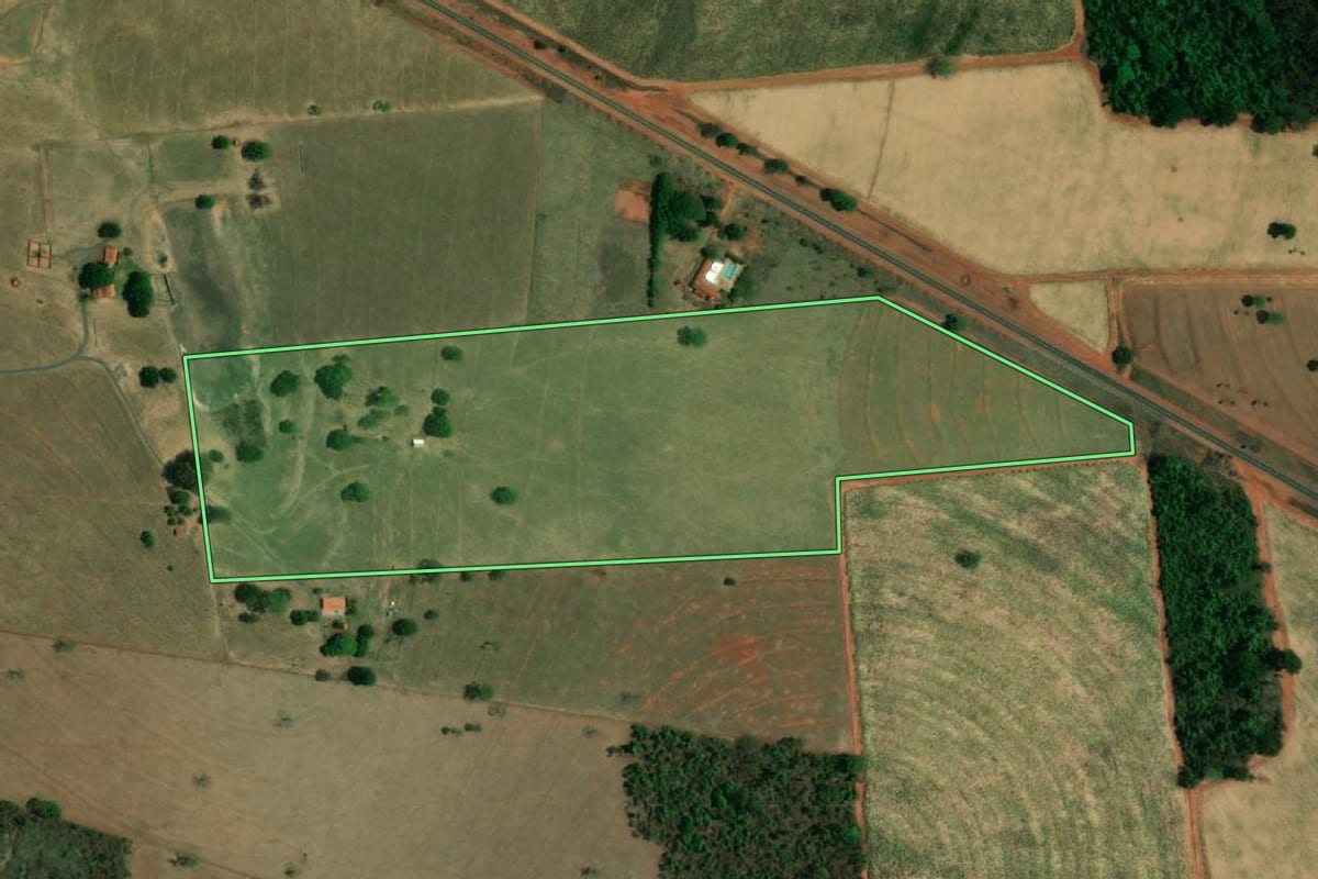 Imagem de satélite do imóvel rural em Riolândia (SP), com o contorno declarado no CAR desenhado por cima.