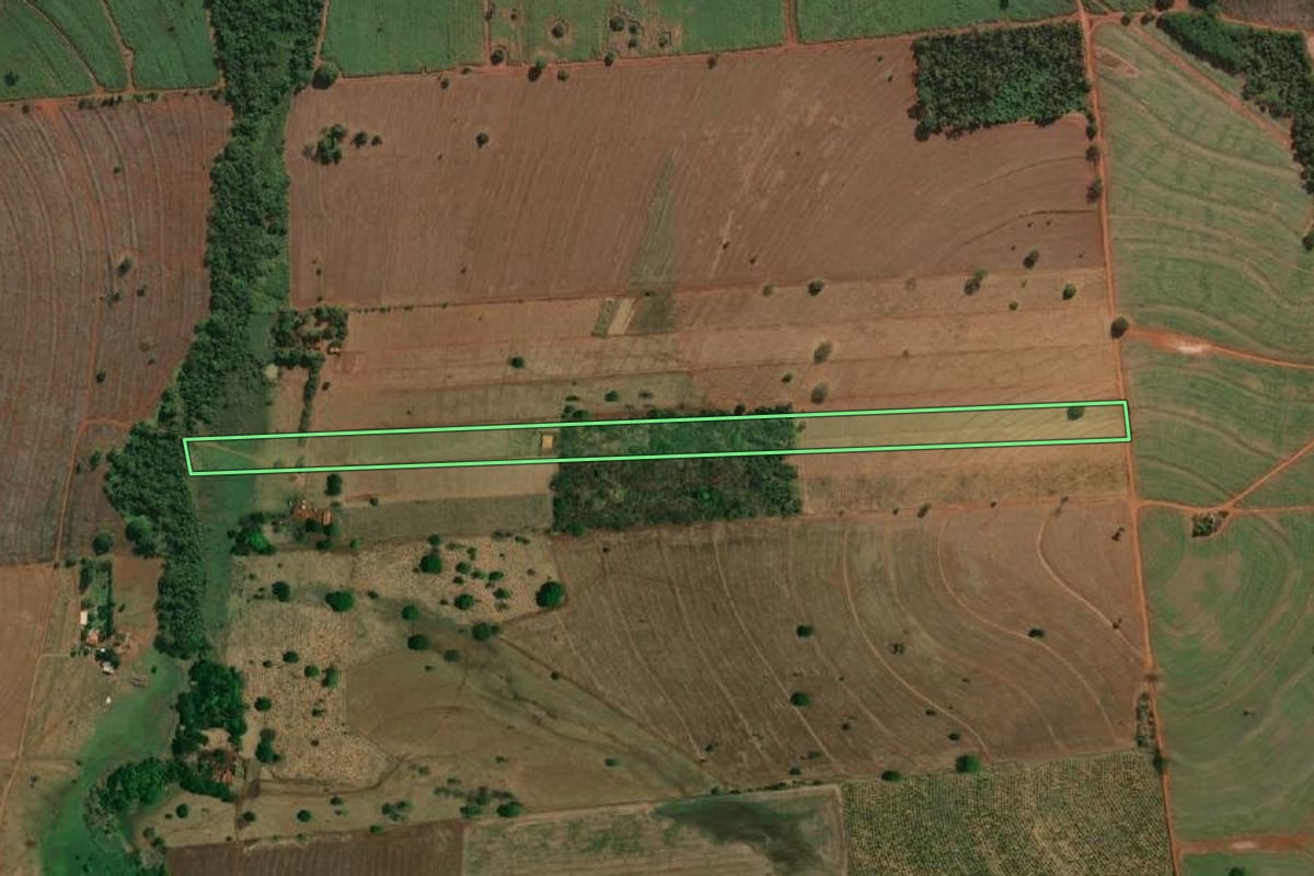 Imagem de satélite do imóvel rural em Riolândia (SP), com o contorno declarado no CAR desenhado por cima.