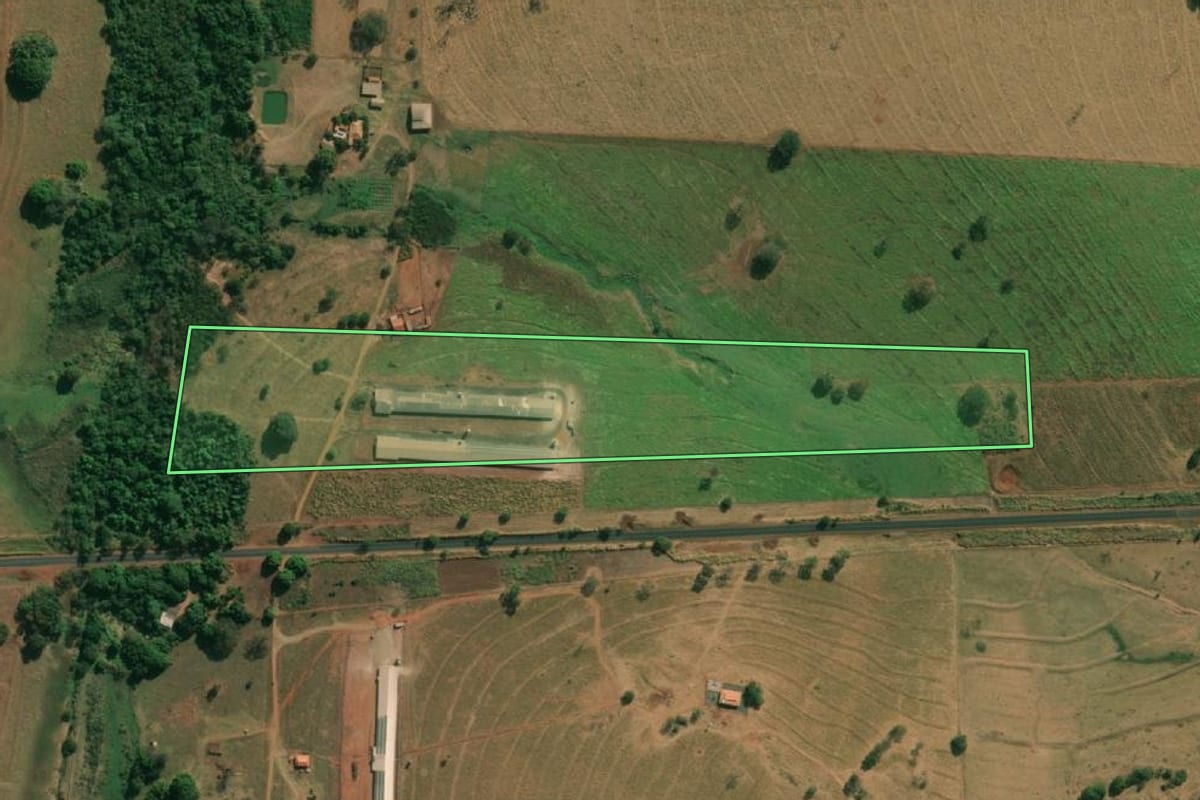 Imagem de satélite do imóvel rural em Riolândia (SP), com o contorno declarado no CAR desenhado por cima.
