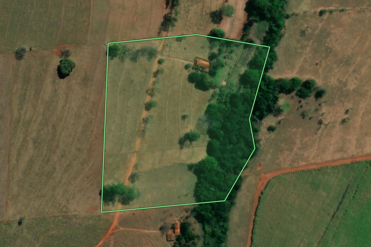 Imagem de satélite do imóvel rural em Riolândia (SP), com o contorno declarado no CAR desenhado por cima.