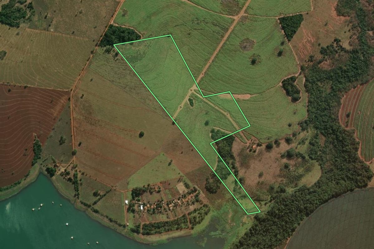 Imagem de satélite do imóvel rural em Riolândia (SP), com o contorno declarado no CAR desenhado por cima.