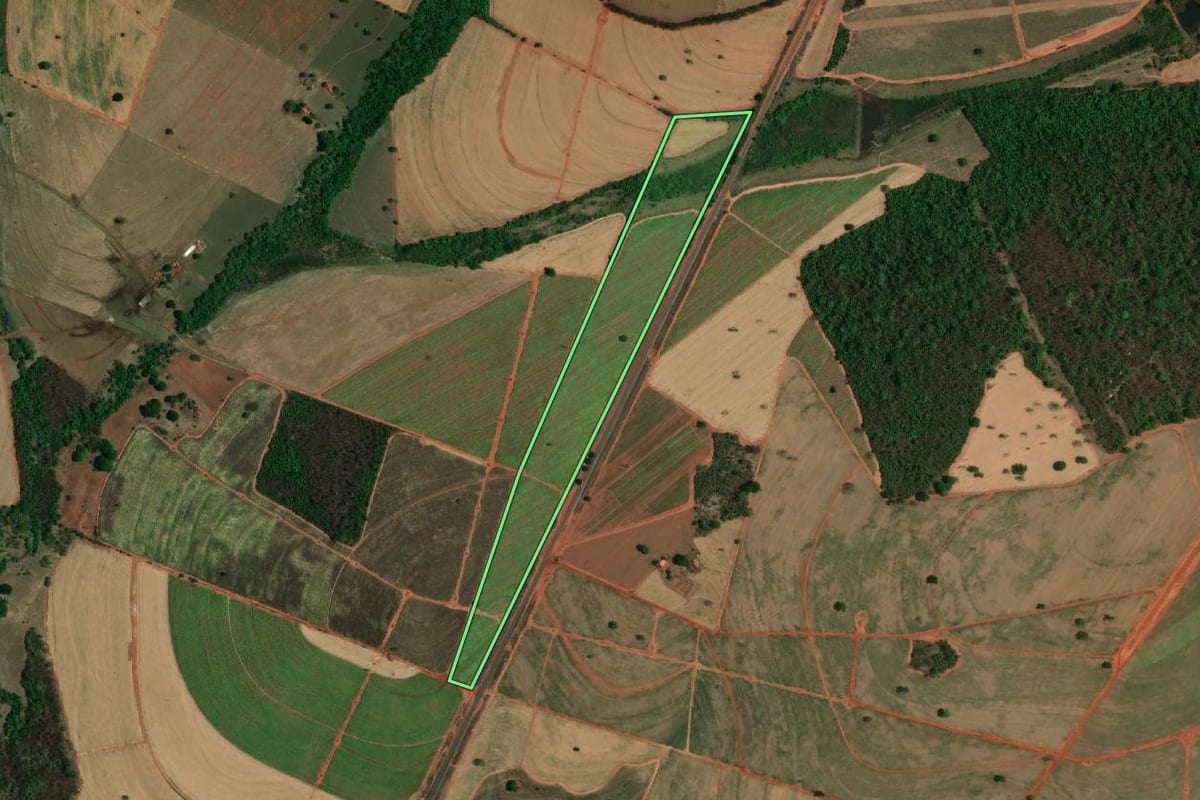 Imagem de satélite do imóvel rural em Riolândia (SP), com o contorno declarado no CAR desenhado por cima.