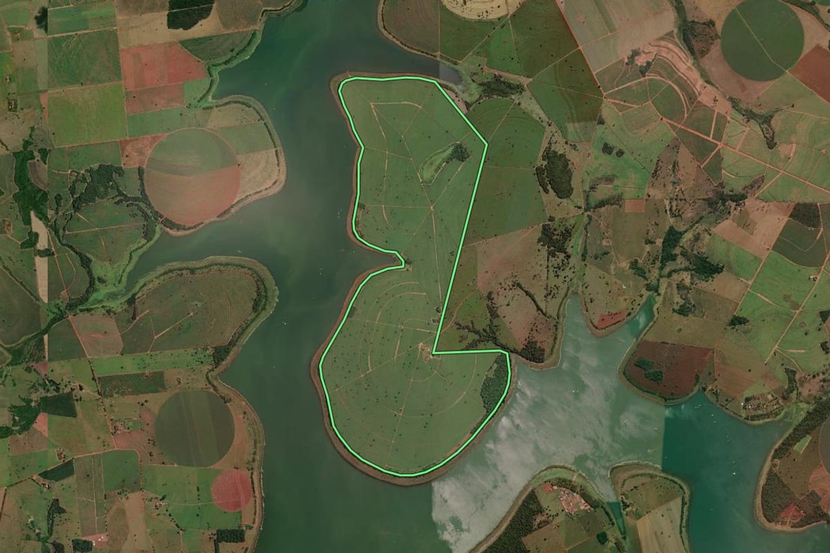 Imagem de satélite do imóvel rural em Riolândia (SP), com o contorno declarado no CAR desenhado por cima.
