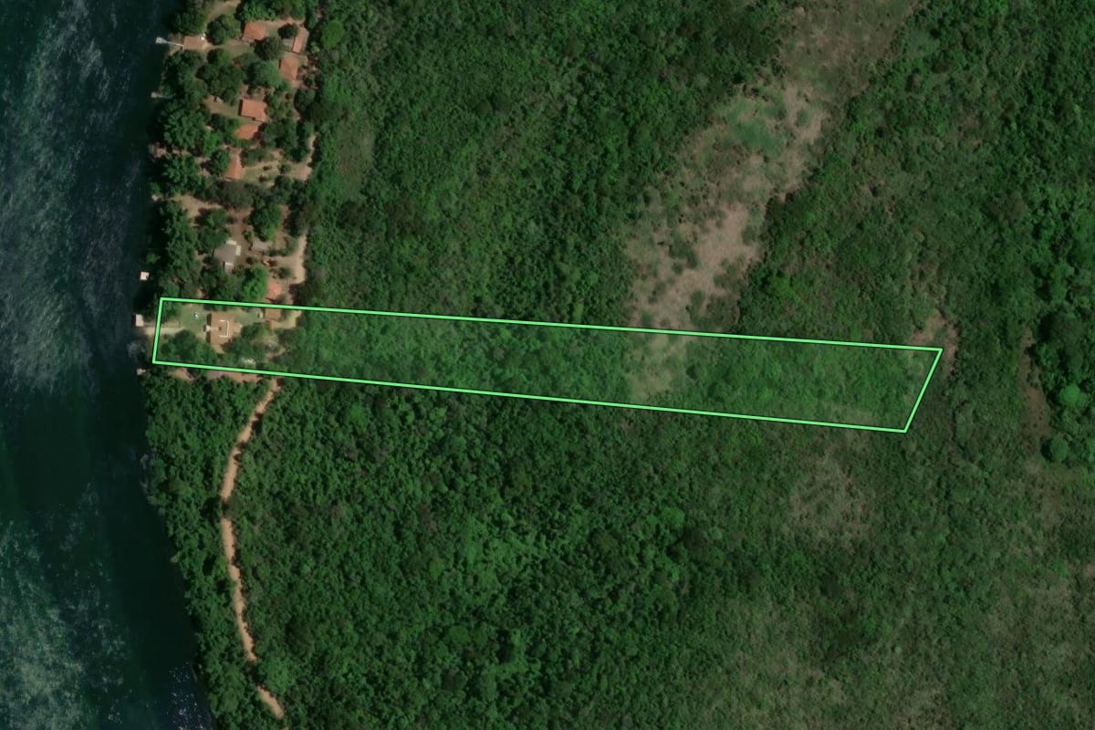 Imagem de satélite do imóvel rural em Rosana (SP), com o contorno declarado no CAR desenhado por cima.