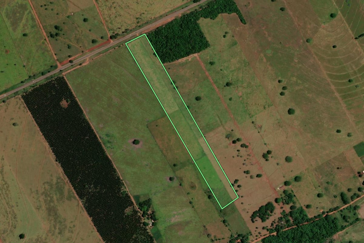 Imagem de satélite do imóvel rural em Rosana (SP), com o contorno declarado no CAR desenhado por cima.