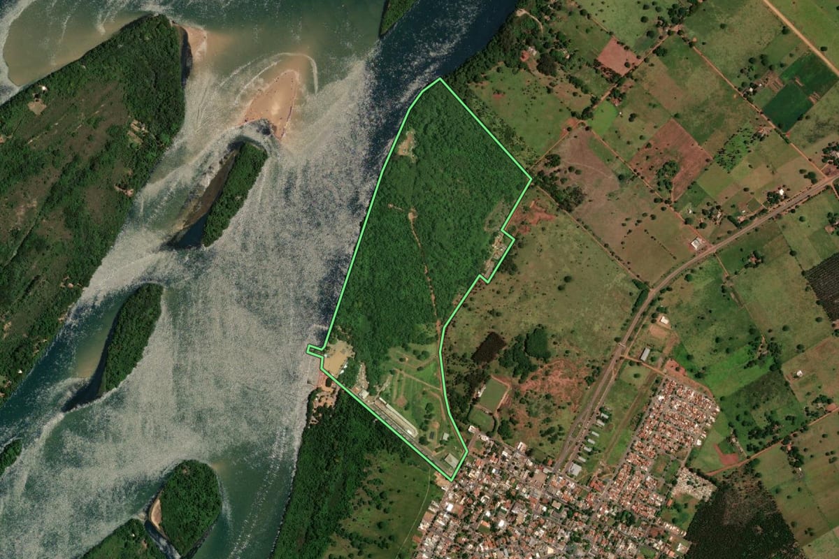 Imagem de satélite do imóvel rural em Rosana (SP), com o contorno declarado no CAR desenhado por cima.