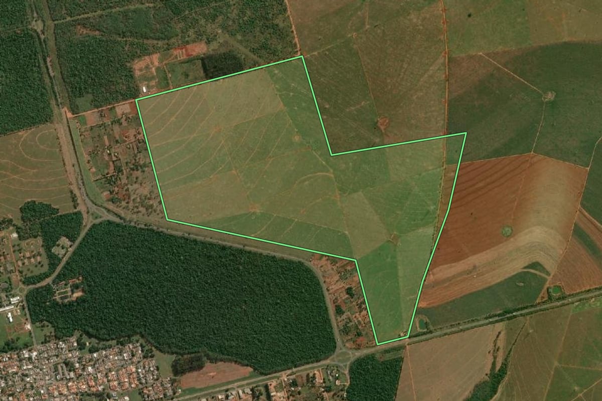 Imagem de satélite do imóvel rural em Rosana (SP), com o contorno declarado no CAR desenhado por cima.