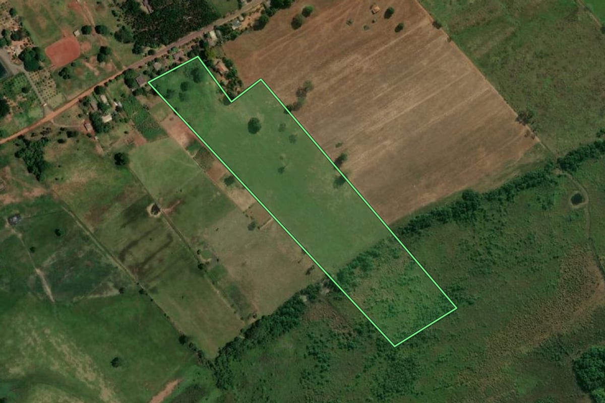 Imagem de satélite do imóvel rural em Rosana (SP), com o contorno declarado no CAR desenhado por cima.