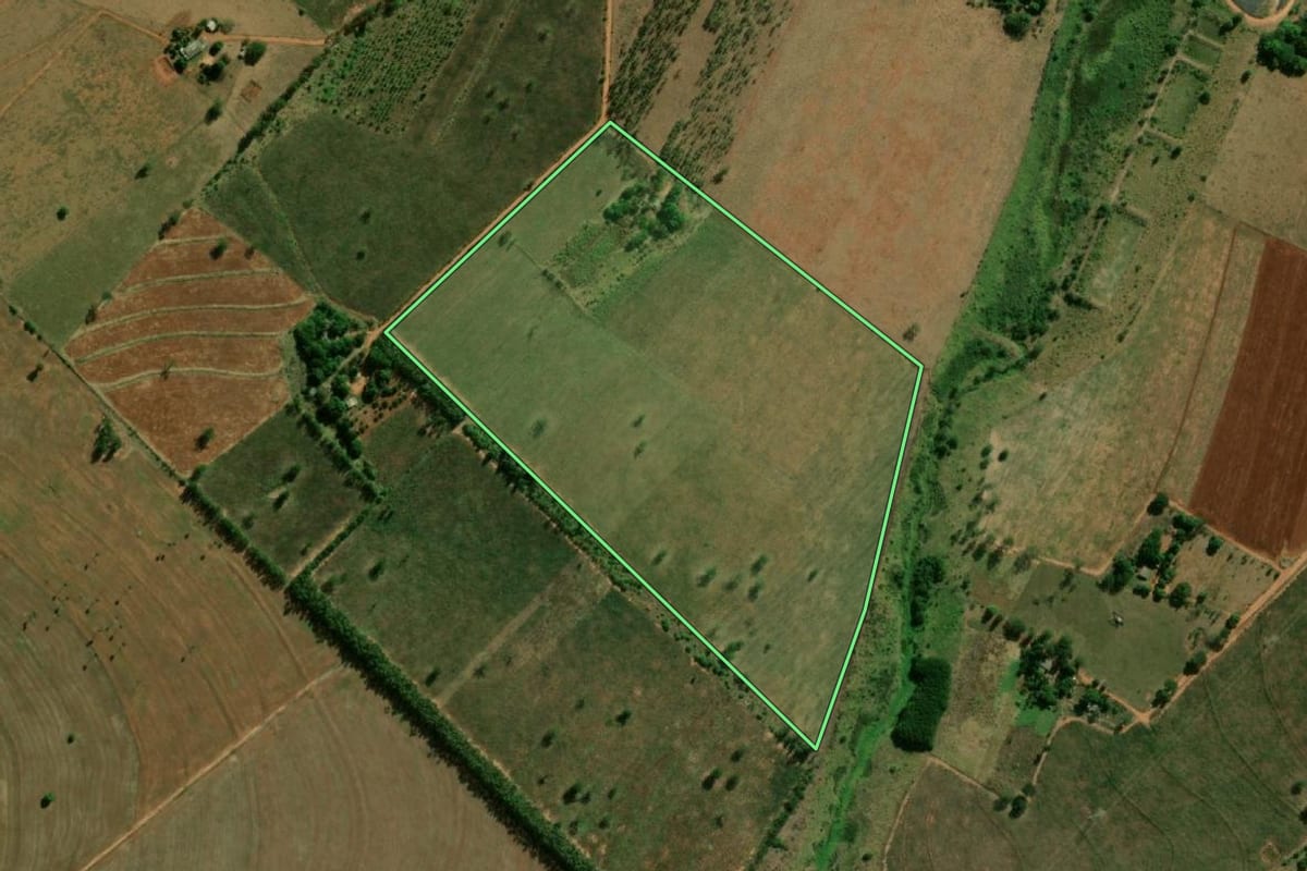 Imagem de satélite do imóvel rural em Rosana (SP), com o contorno declarado no CAR desenhado por cima.