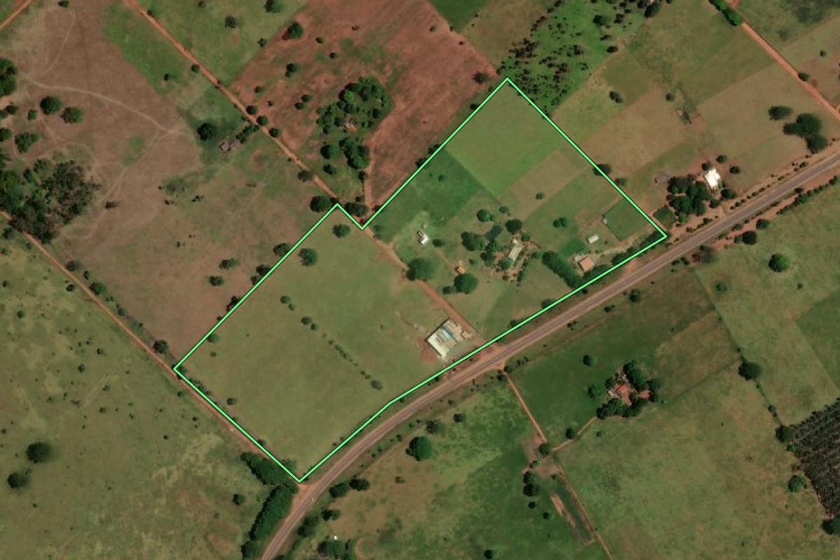 Imagem de satélite do imóvel rural em Rosana (SP), com o contorno declarado no CAR desenhado por cima.