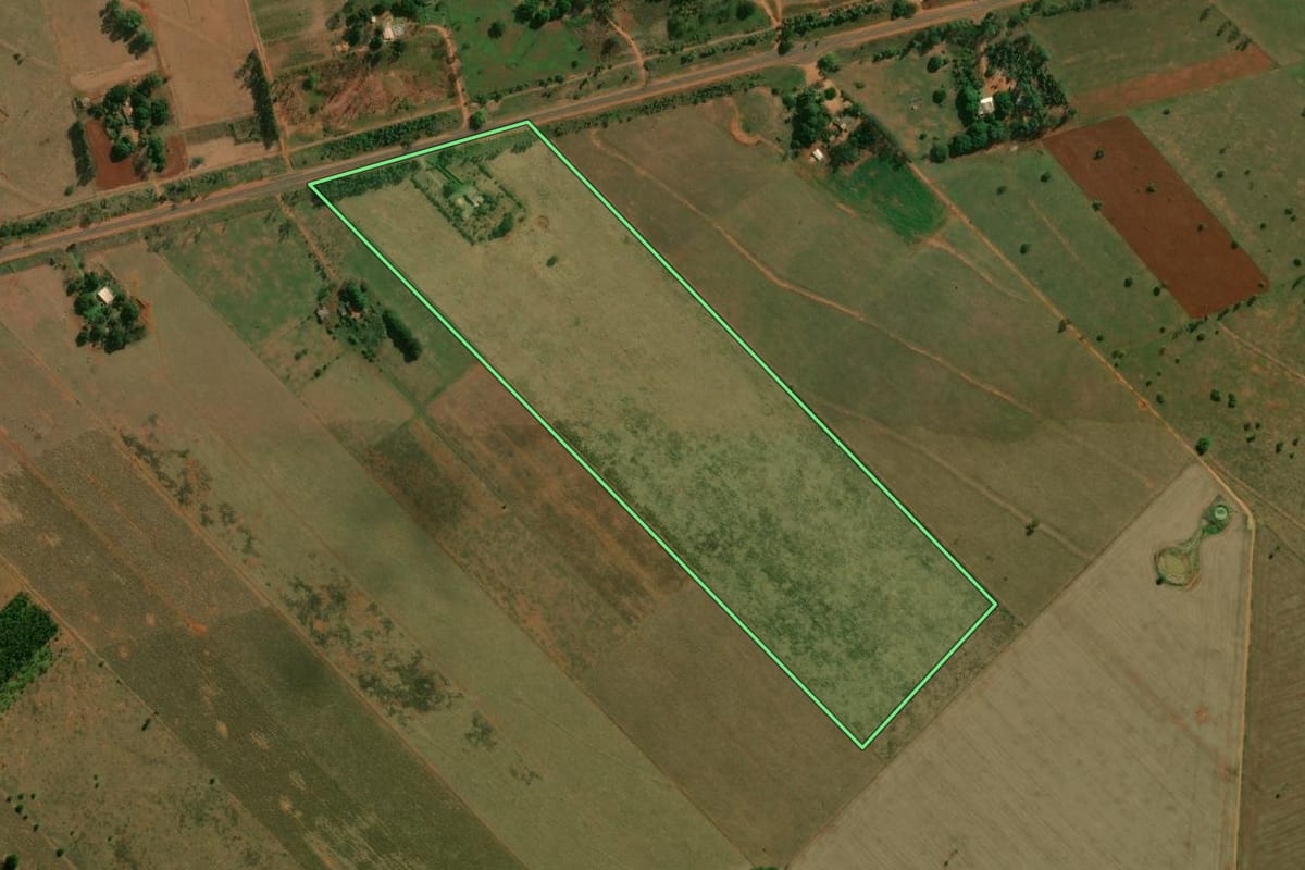 Imagem de satélite do imóvel rural em Rosana (SP), com o contorno declarado no CAR desenhado por cima.