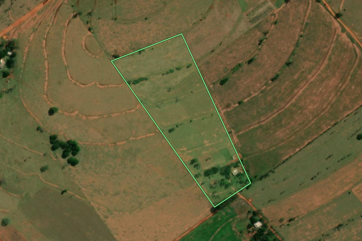 Imagem de satélite do imóvel rural em Rosana (SP), com o contorno declarado no CAR desenhado por cima.
