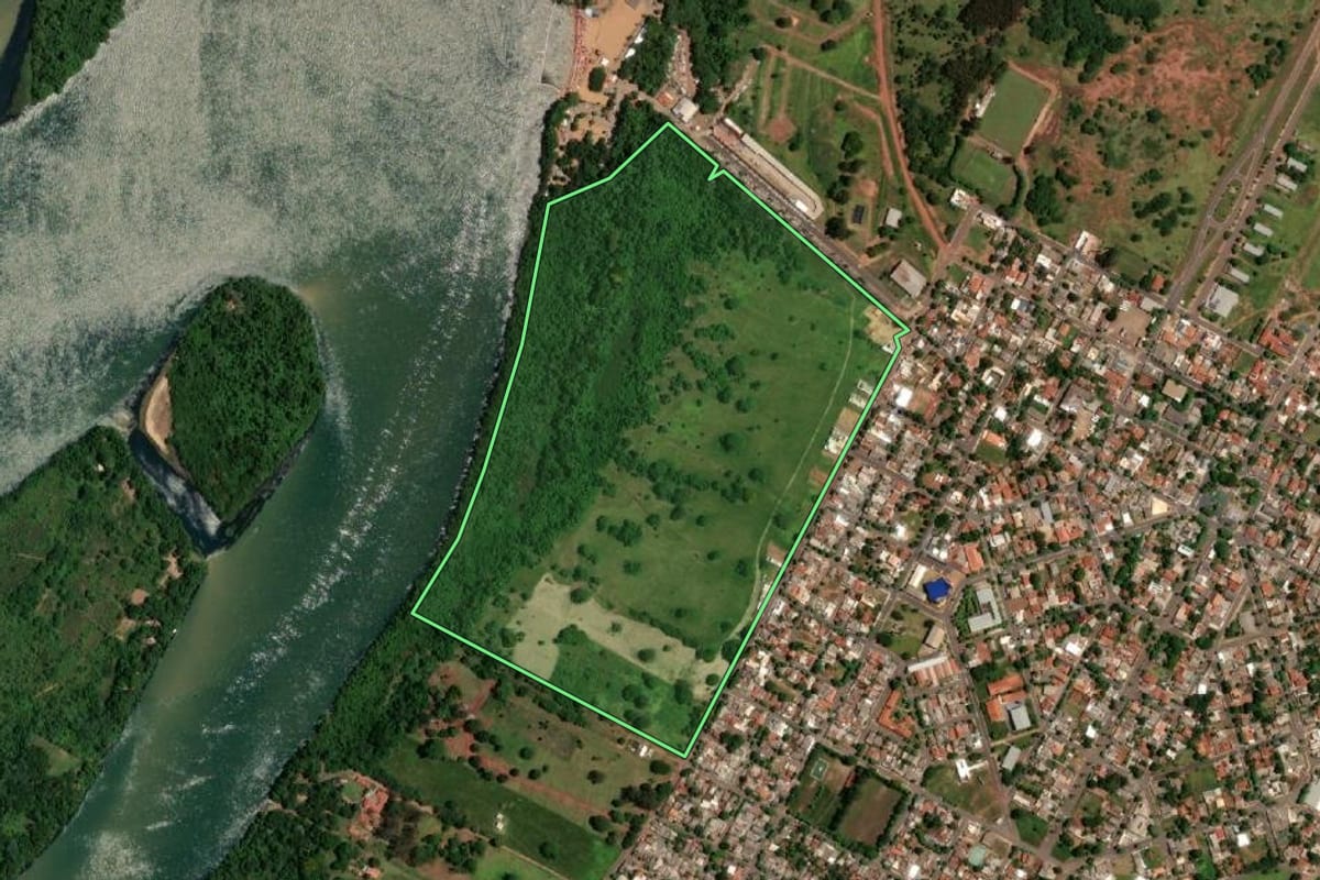 Imagem de satélite do imóvel rural em Rosana (SP), com o contorno declarado no CAR desenhado por cima.