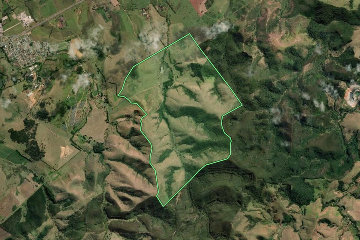 Imagem de satélite do imóvel rural em Roseira (SP), com o contorno declarado no CAR desenhado por cima.