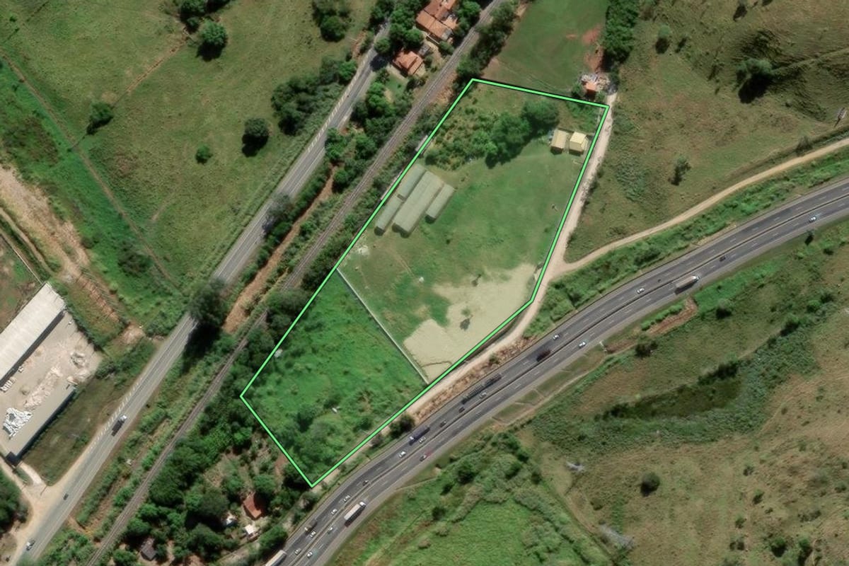 Imagem de satélite do imóvel rural em Roseira (SP), com o contorno declarado no CAR desenhado por cima.