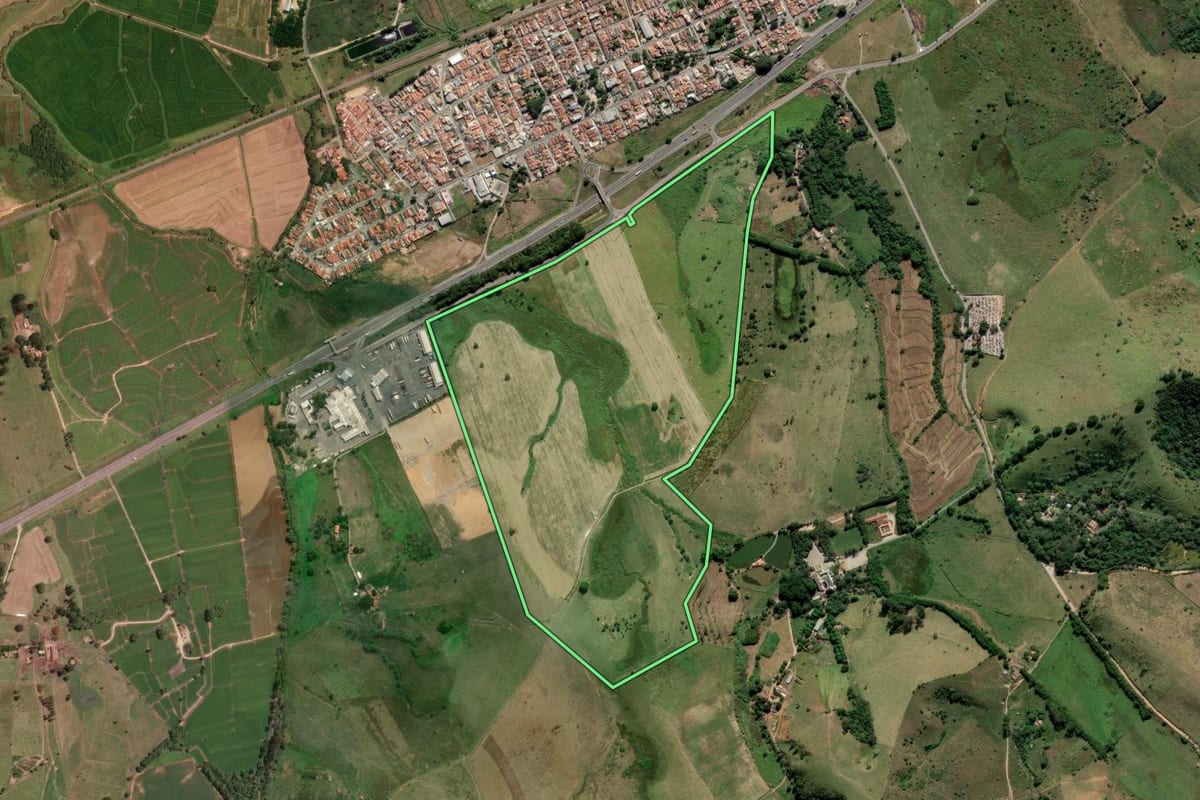 Imagem de satélite do imóvel rural em Roseira (SP), com o contorno declarado no CAR desenhado por cima.