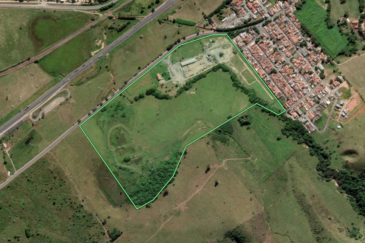 Imagem de satélite do imóvel rural em Roseira (SP), com o contorno declarado no CAR desenhado por cima.