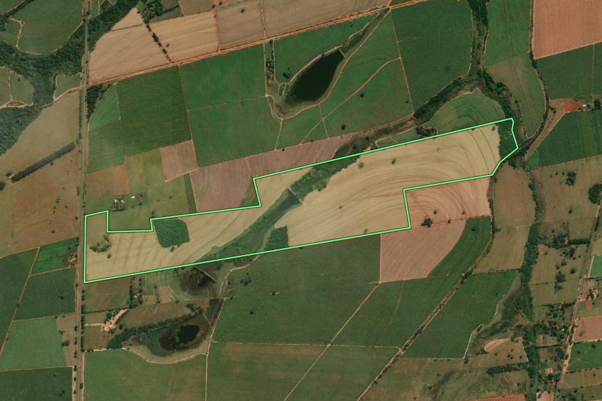 Imagem de satélite do imóvel rural em Rubiácea (SP), com o contorno declarado no CAR desenhado por cima.