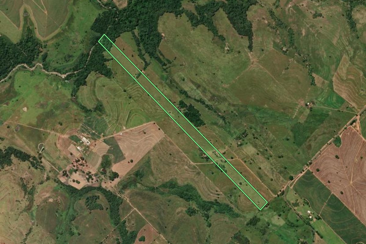 Imagem de satélite do imóvel rural em Rubiácea (SP), com o contorno declarado no CAR desenhado por cima.