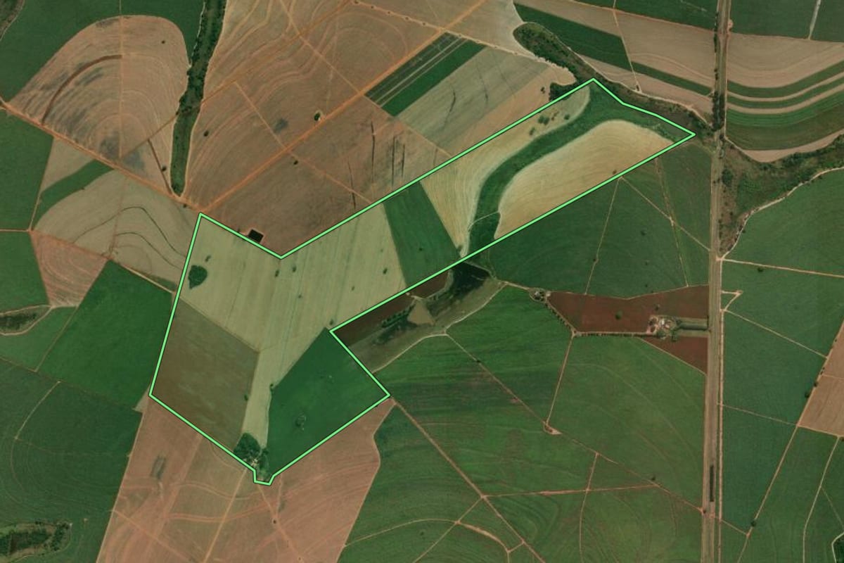Imagem de satélite do imóvel rural em Rubiácea (SP), com o contorno declarado no CAR desenhado por cima.