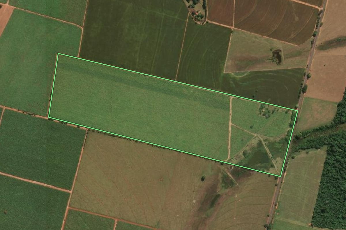 Imagem de satélite do imóvel rural em Rubiácea (SP), com o contorno declarado no CAR desenhado por cima.