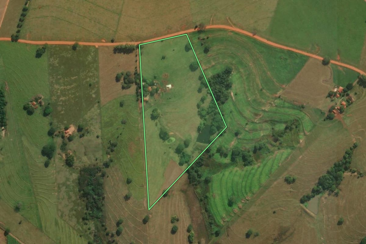 Imagem de satélite do imóvel rural em Rubiácea (SP), com o contorno declarado no CAR desenhado por cima.