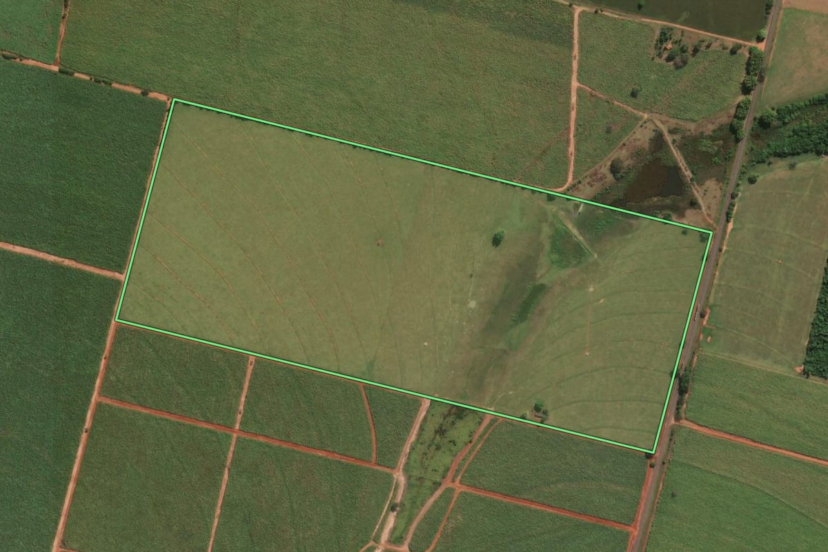 Imagem de satélite do imóvel rural em Rubiácea (SP), com o contorno declarado no CAR desenhado por cima.
