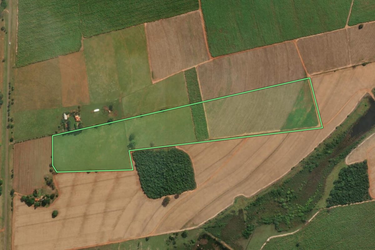 Imagem de satélite do imóvel rural em Rubiácea (SP), com o contorno declarado no CAR desenhado por cima.