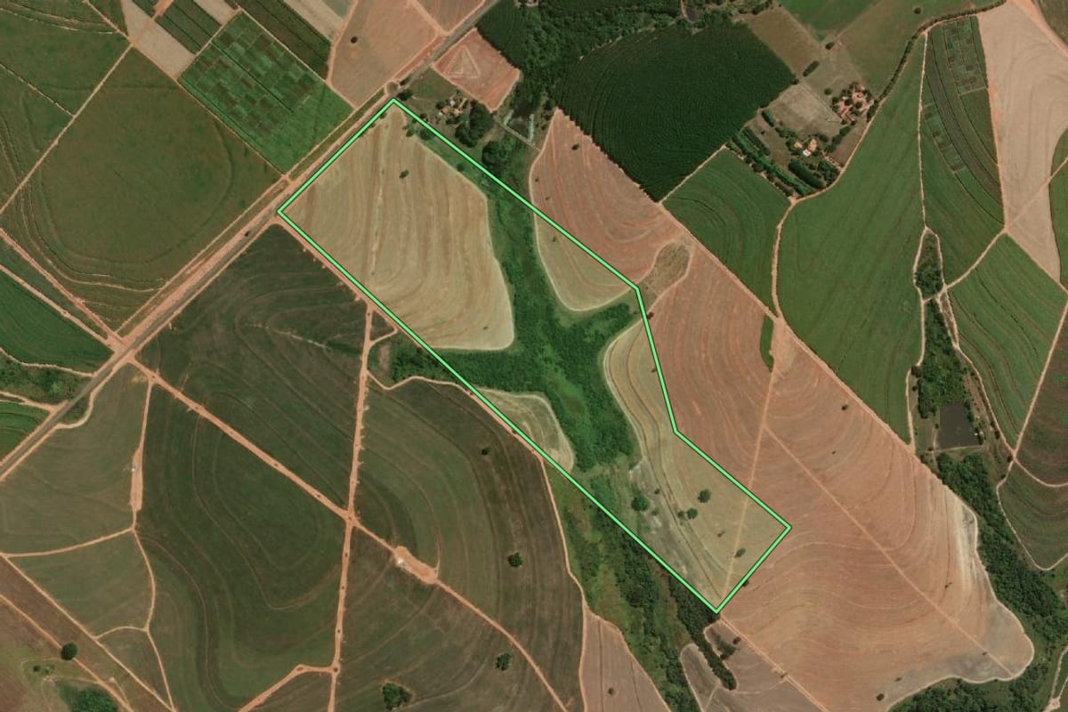 Imagem de satélite do imóvel rural em Rubiácea (SP), com o contorno declarado no CAR desenhado por cima.