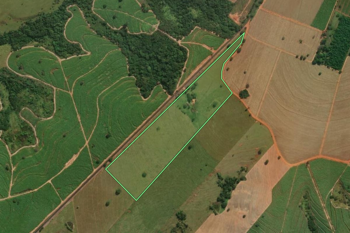 Imagem de satélite do imóvel rural em Rubiácea (SP), com o contorno declarado no CAR desenhado por cima.