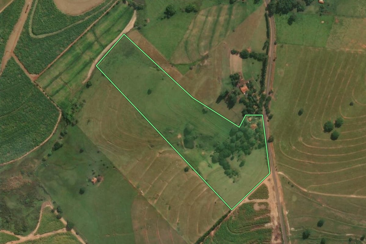 Imagem de satélite do imóvel rural em Rubiácea (SP), com o contorno declarado no CAR desenhado por cima.