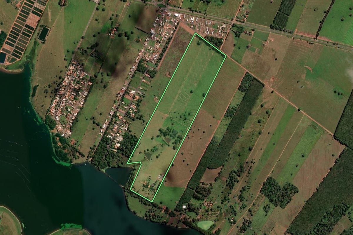 Imagem de satélite do imóvel rural em Rubinéia (SP), com o contorno declarado no CAR desenhado por cima.