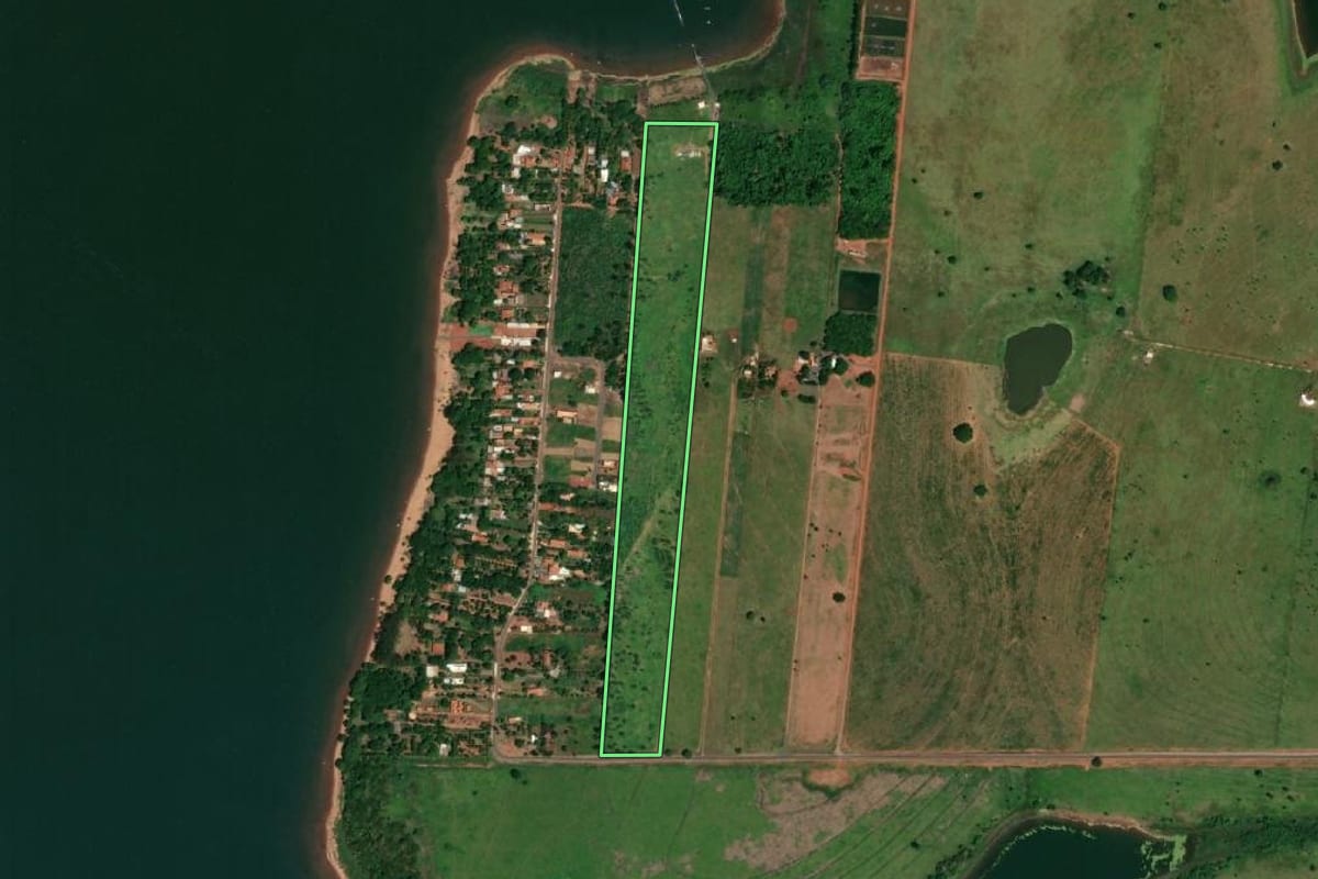 Imagem de satélite do imóvel rural em Rubinéia (SP), com o contorno declarado no CAR desenhado por cima.