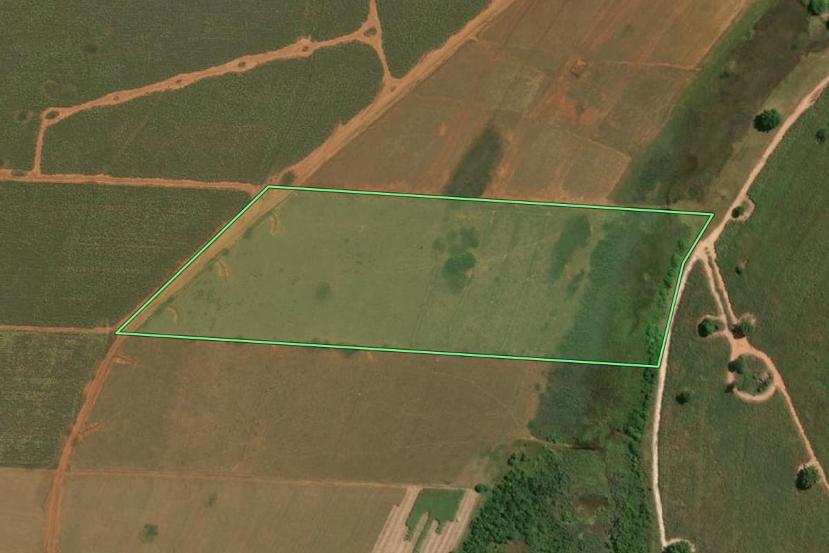 Imagem de satélite do imóvel rural em Sabino (SP), com o contorno declarado no CAR desenhado por cima.