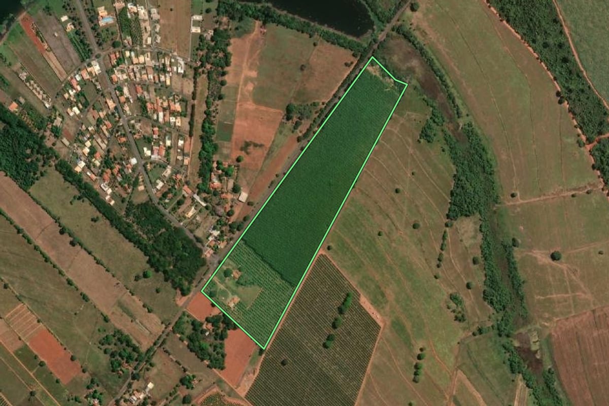 Imagem de satélite do imóvel rural em Sabino (SP), com o contorno declarado no CAR desenhado por cima.