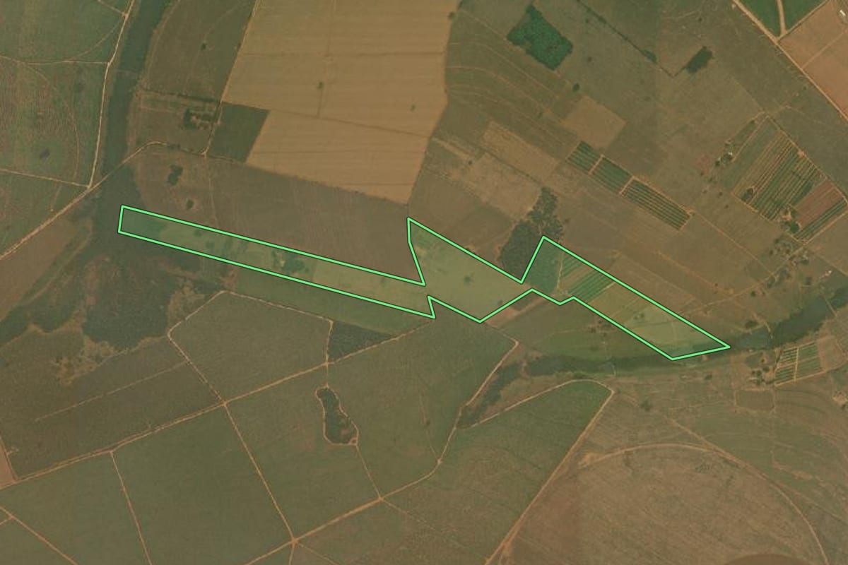 Imagem de satélite do imóvel rural em Sabino (SP), com o contorno declarado no CAR desenhado por cima.