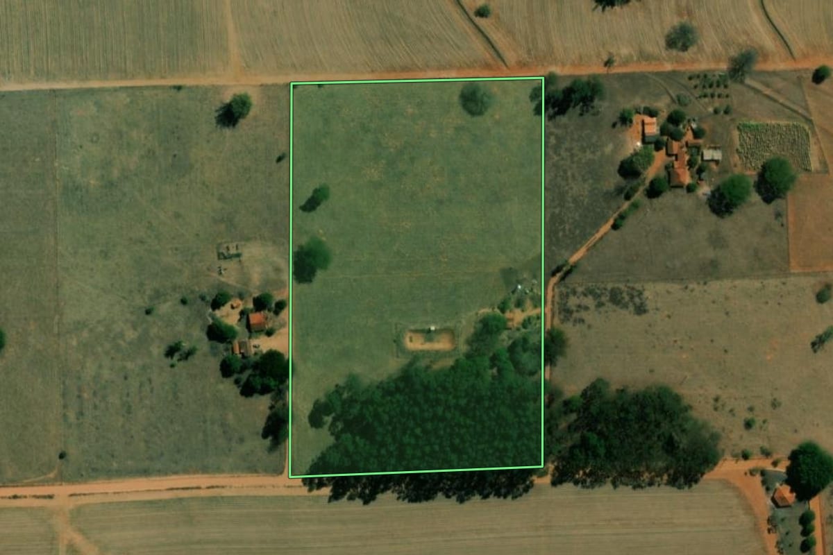 Imagem de satélite do imóvel rural em Sabino (SP), com o contorno declarado no CAR desenhado por cima.