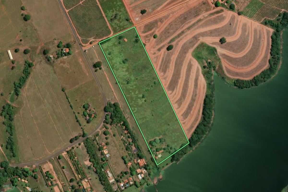 Imagem de satélite do imóvel rural em Sabino (SP), com o contorno declarado no CAR desenhado por cima.