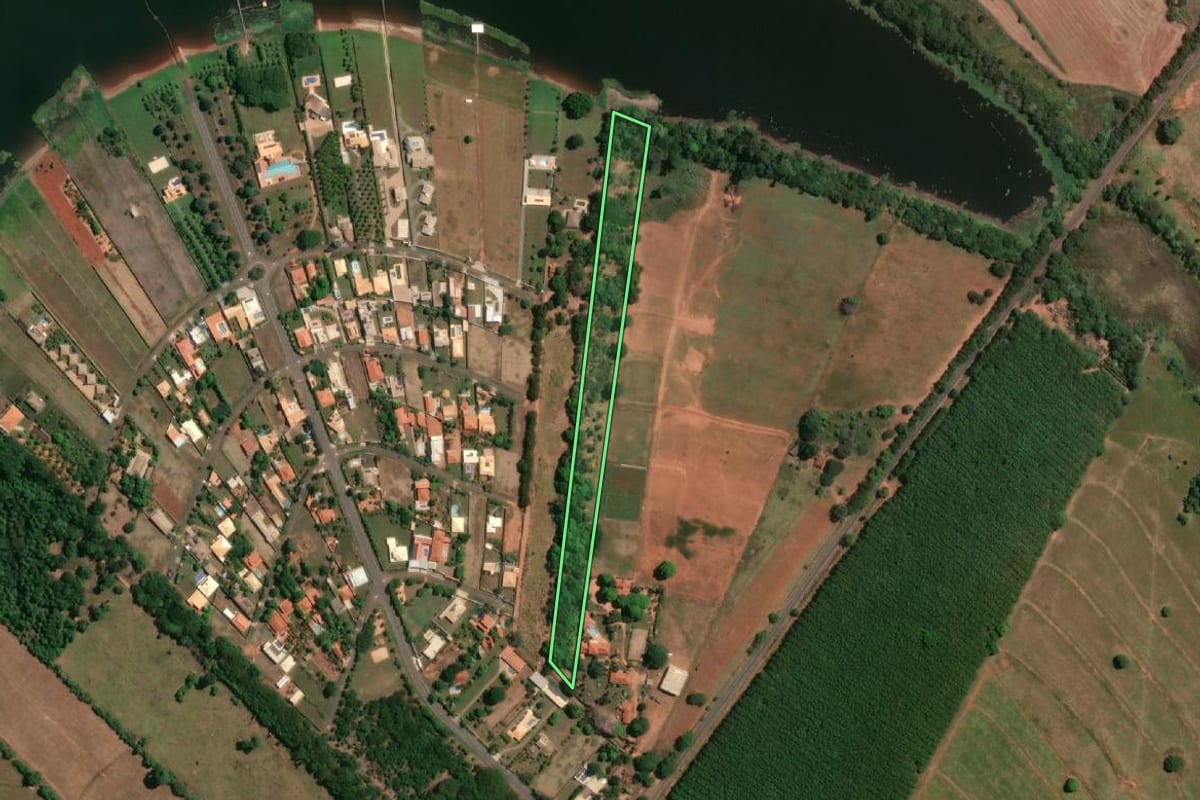 Imagem de satélite do imóvel rural em Sabino (SP), com o contorno declarado no CAR desenhado por cima.