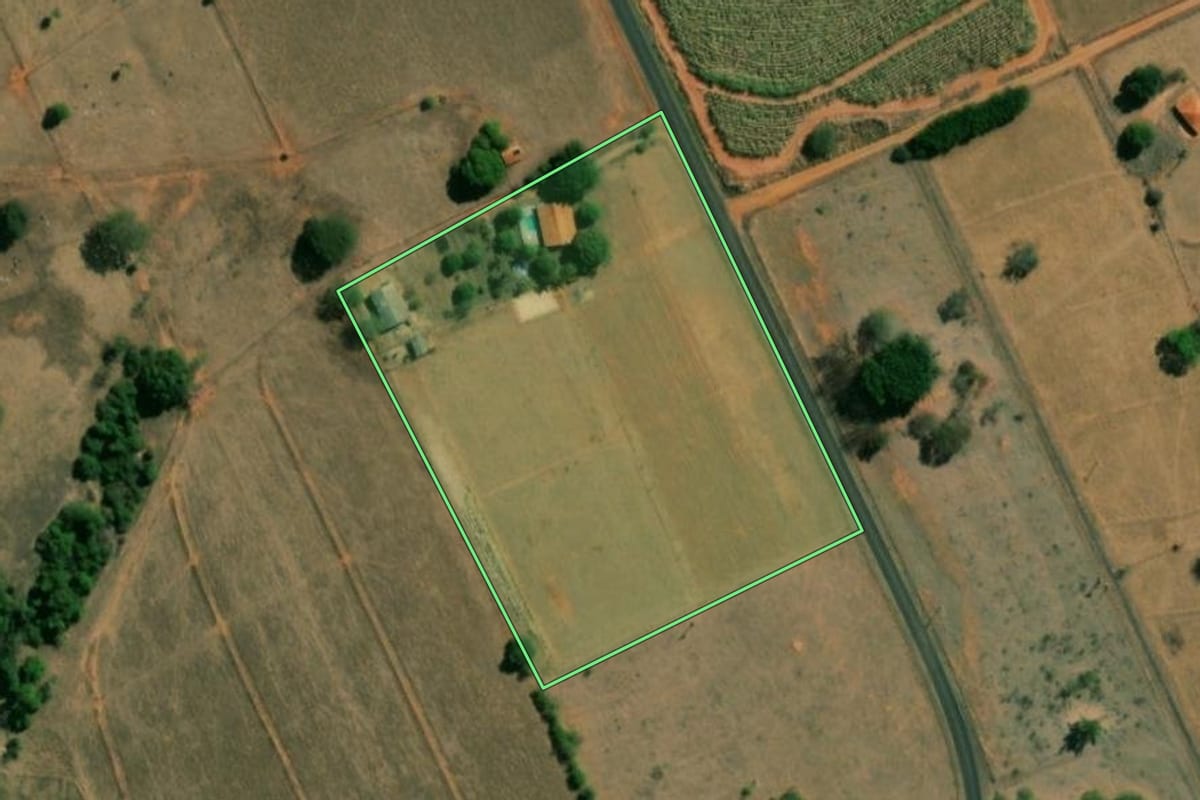 Imagem de satélite do imóvel rural em Sabino (SP), com o contorno declarado no CAR desenhado por cima.