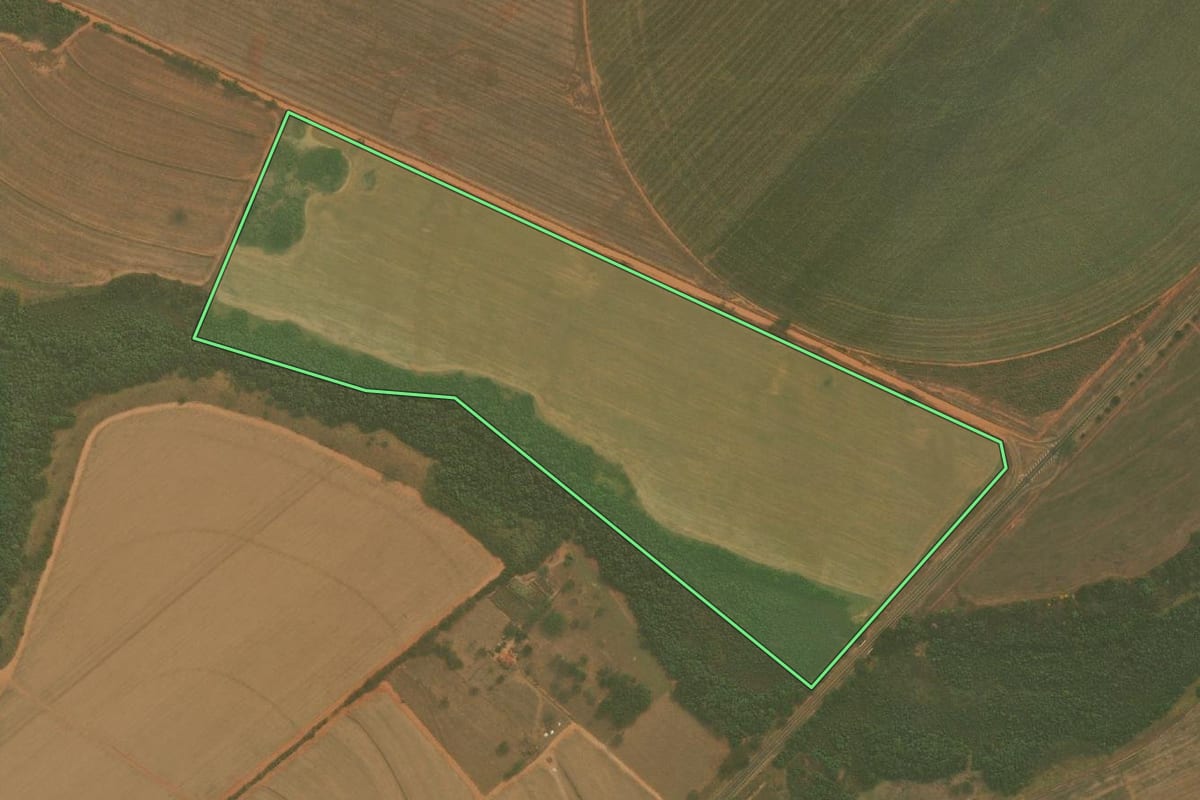 Imagem de satélite do imóvel rural em Sabino (SP), com o contorno declarado no CAR desenhado por cima.