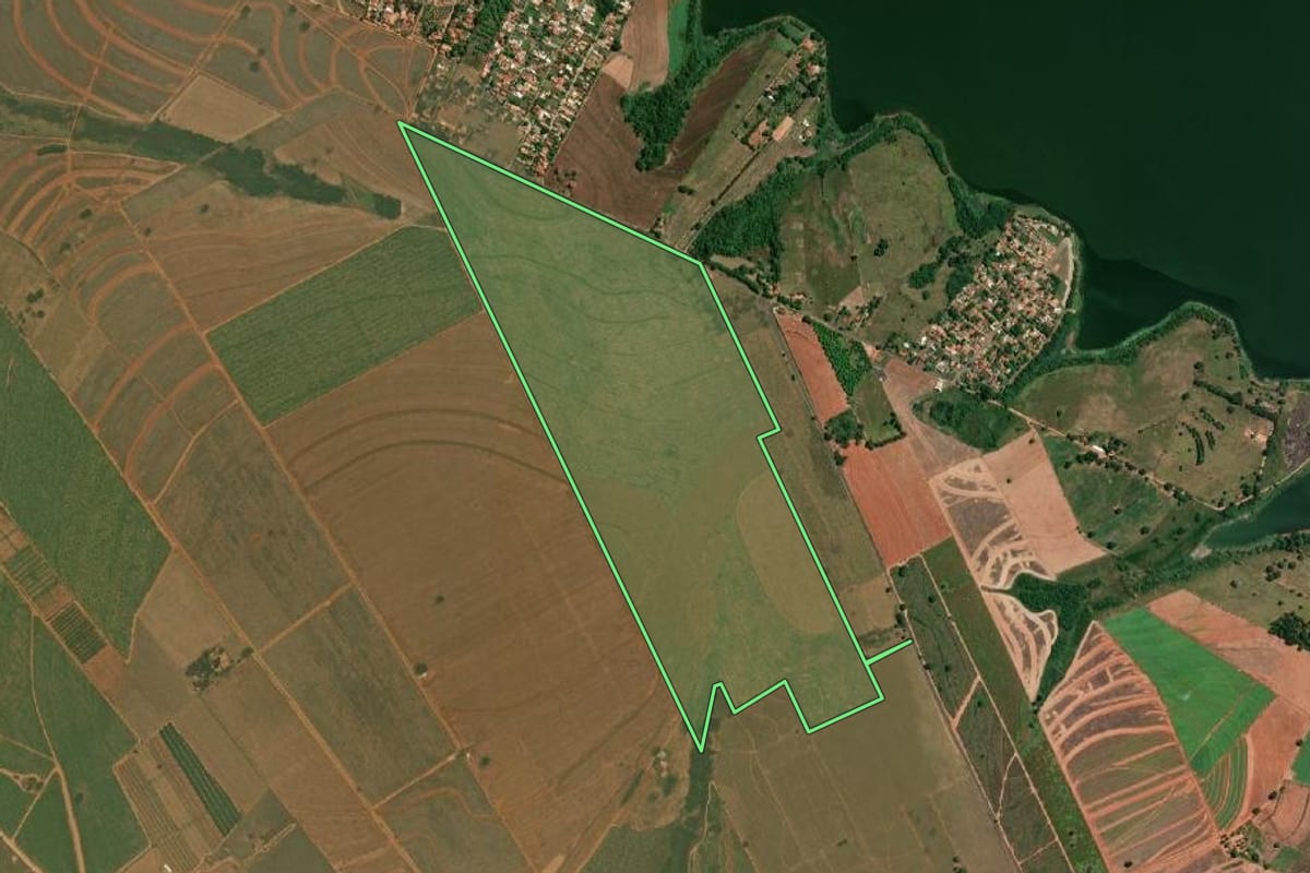 Imagem de satélite do imóvel rural em Sabino (SP), com o contorno declarado no CAR desenhado por cima.