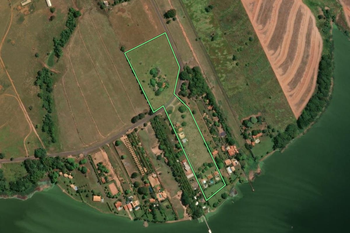 Imagem de satélite do imóvel rural em Sabino (SP), com o contorno declarado no CAR desenhado por cima.