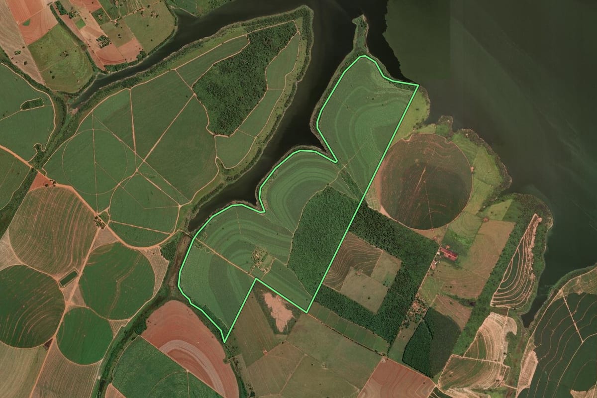 Imagem de satélite do imóvel rural em Sabino (SP), com o contorno declarado no CAR desenhado por cima.