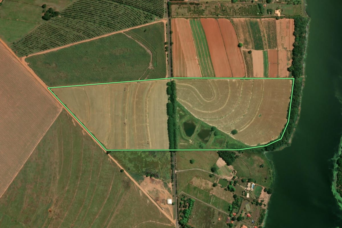 Imagem de satélite do imóvel rural em Sabino (SP), com o contorno declarado no CAR desenhado por cima.