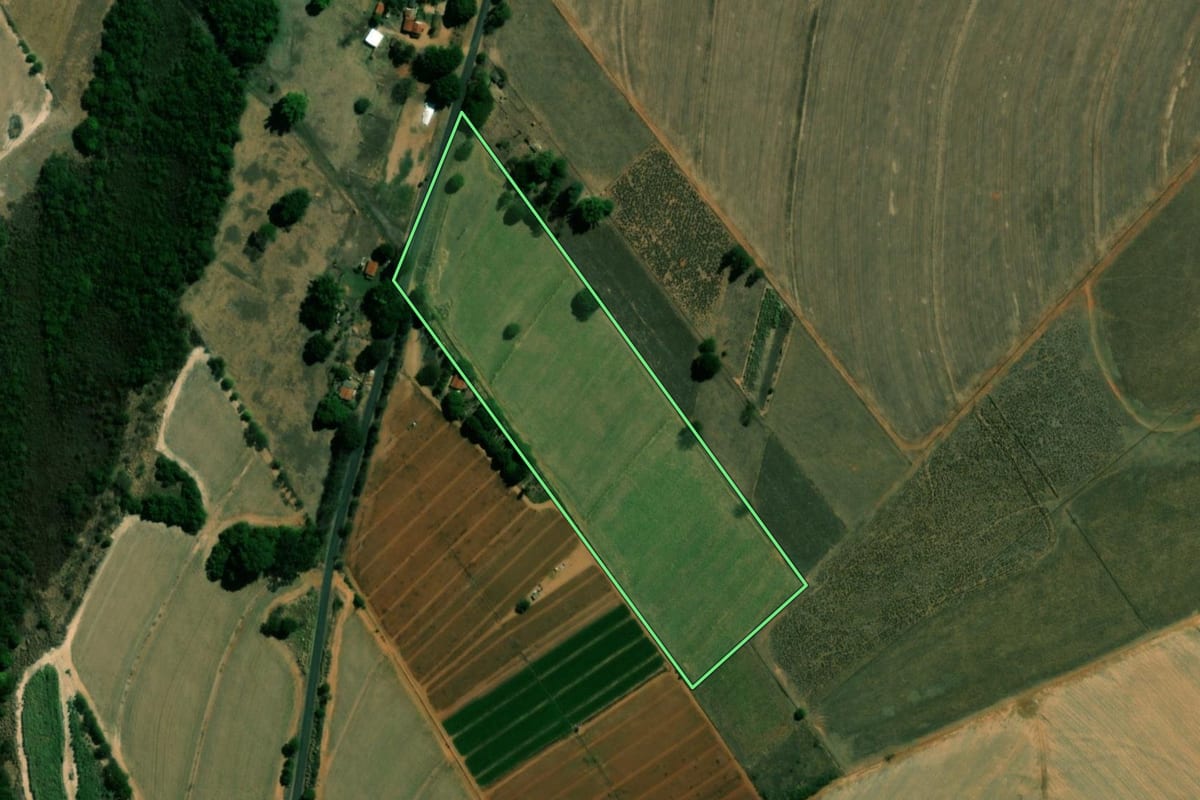 Imagem de satélite do imóvel rural em Sabino (SP), com o contorno declarado no CAR desenhado por cima.