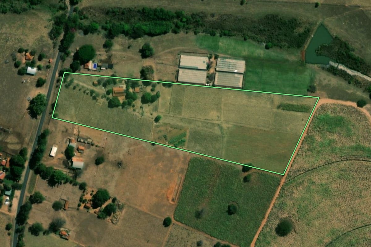 Imagem de satélite do imóvel rural em Sabino (SP), com o contorno declarado no CAR desenhado por cima.