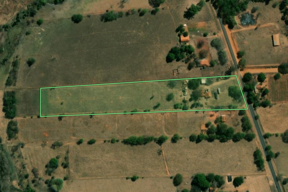 Imagem de satélite do imóvel rural em Sabino (SP), com o contorno declarado no CAR desenhado por cima.